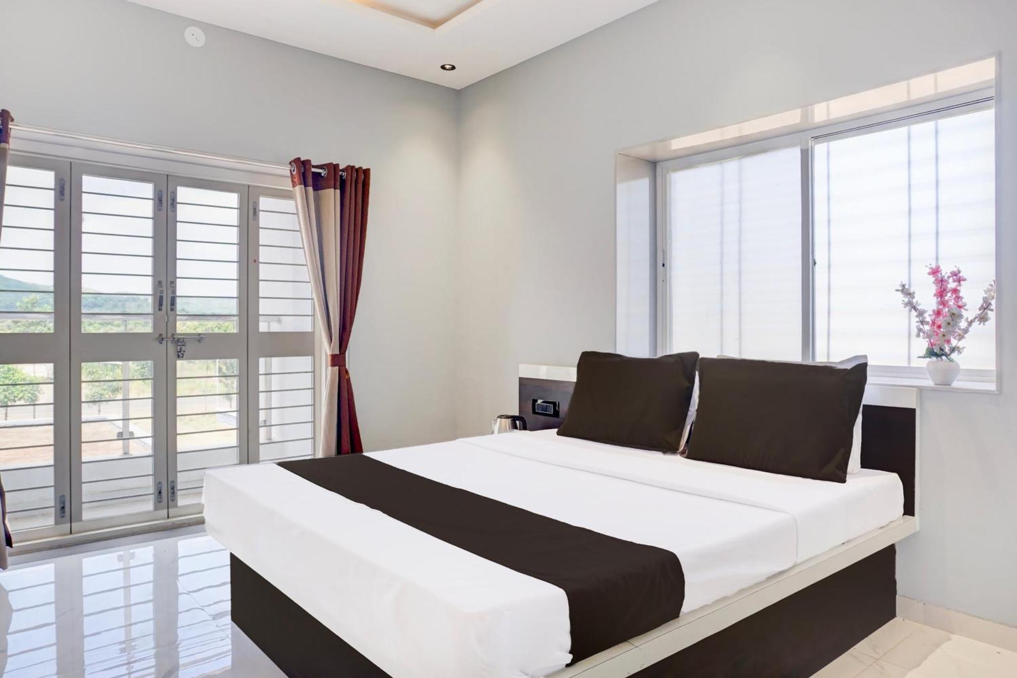 Hotel O Jeevan Restaurant & Lodging Kavathe Bagian luar foto