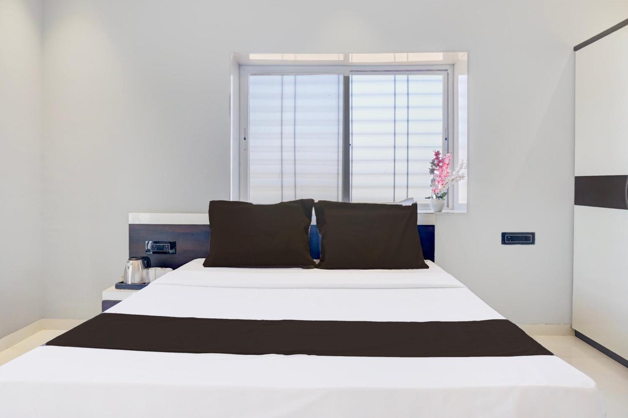 Hotel O Jeevan Restaurant & Lodging Kavathe Bagian luar foto