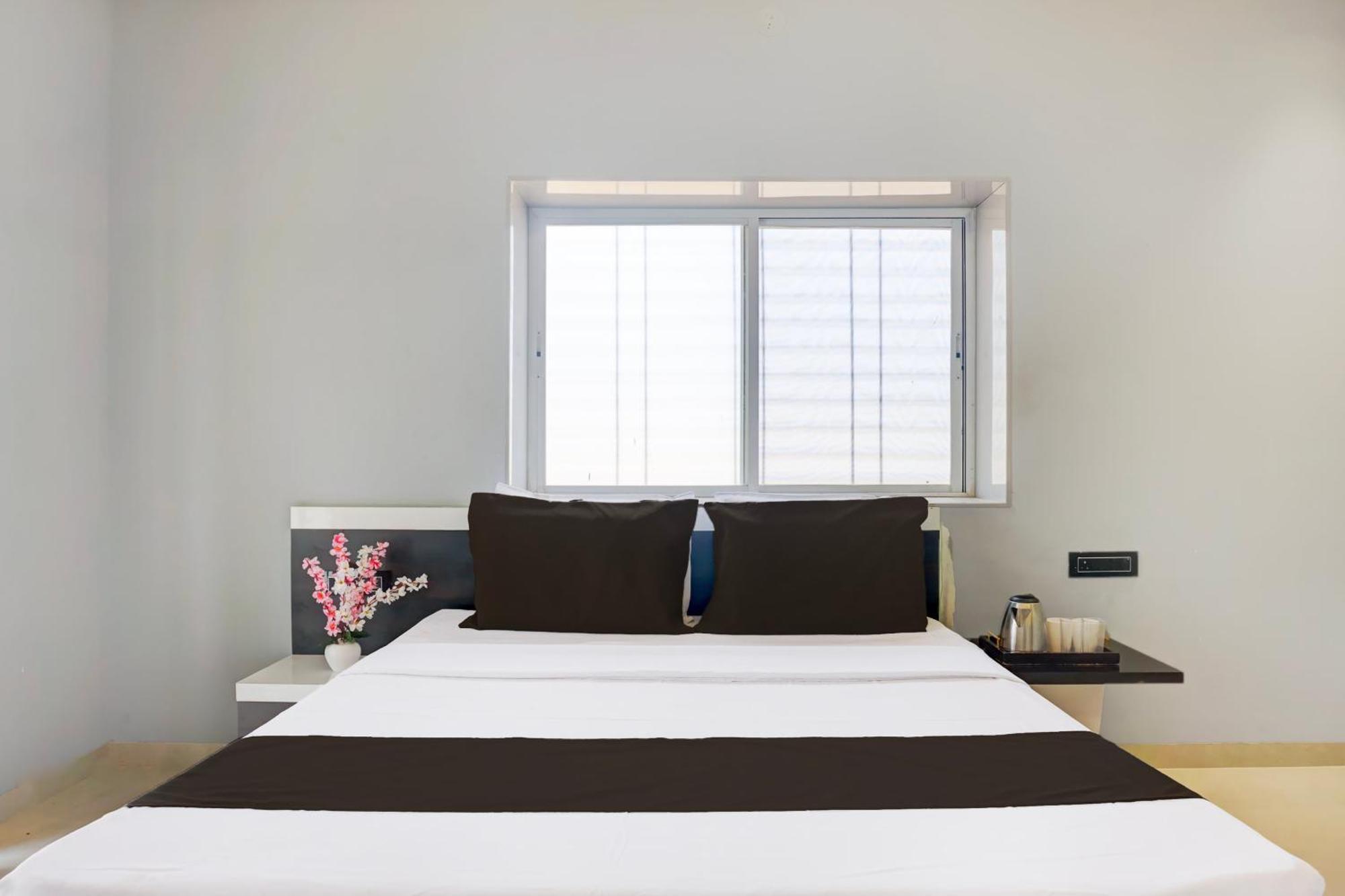 Hotel O Jeevan Restaurant & Lodging Kavathe Bagian luar foto